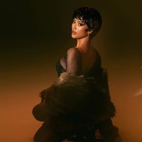 Di sesi pemotretan terbaru, Marion Jola tampil beda dengan rambut pendek model pixie cut yang memberi kesan edgy sekaligus klasik. Potongan tersebut membuat penampilan Marion terlihat fresh dan bold. Foto: Instagram/@riomotret