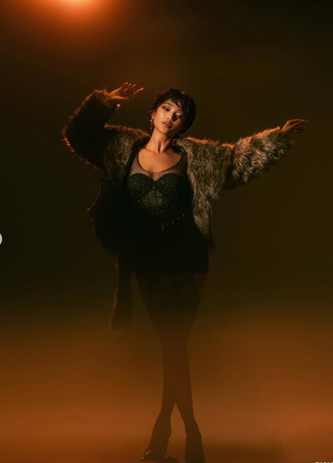 Bernuansa glamor, Marion mengenakan busana hitam transparan dengan detail taburan kilau kristal di seluruh bagian. Ia melengkapi tampilannya dengan jaket bulu berwarna gelap yang memberikan kesan classy. Foto: Instagram/@riomotret