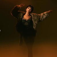 Bernuansa glamor, Marion mengenakan busana hitam transparan dengan detail taburan kilau kristal di seluruh bagian. Ia melengkapi tampilannya dengan jaket bulu berwarna gelap yang memberikan kesan classy. Foto: Instagram/@riomotret