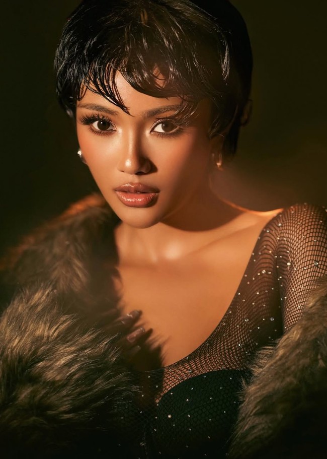 Untuk riasan wajahnya Marion mempercayakan pada MUA Franky Wu. Tampilan riasan yang berfokus pada kulit glowing, bibir nude glossy, serta mata tajam dengan eyeliner tegas. Foto: Instagram/@riomotret