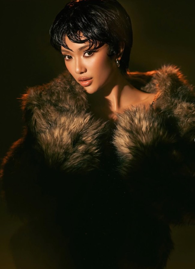 Bernuansa Old Hollywood Marion tampil penuh percaya diri memamerkan beragam pose yang ekspresif dan berani. Foto: Instagram/@riomotret