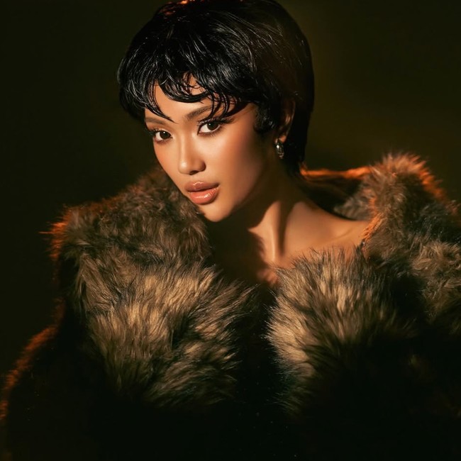 7 Gaya Marion Jola Tampil Beda Berambut Pixie Cut, Pamer Tato di Pemotretan