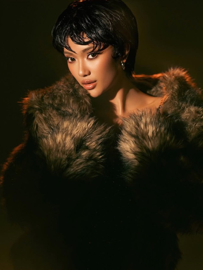 7 Gaya Marion Jola Tampil Beda Berambut Pixie Cut, Pamer Tato di Pemotretan