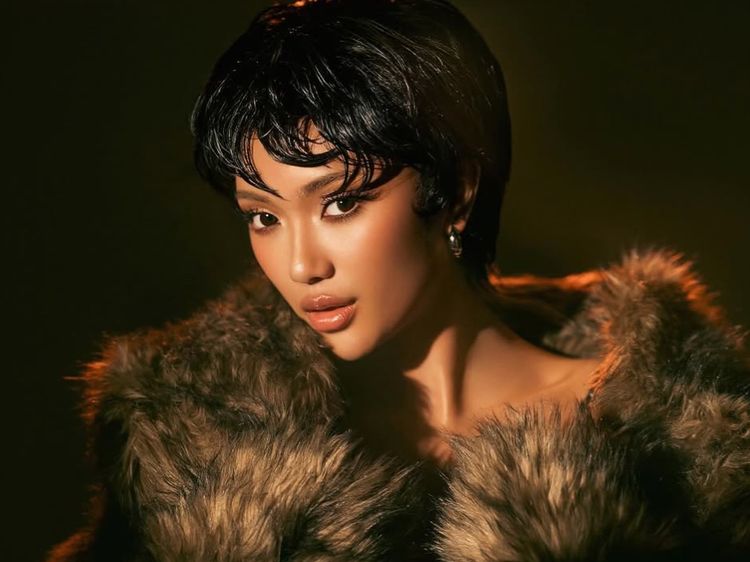 7 Gaya Marion Jola Tampil Beda Berambut Pixie Cut, Pamer Tato di Pemotretan