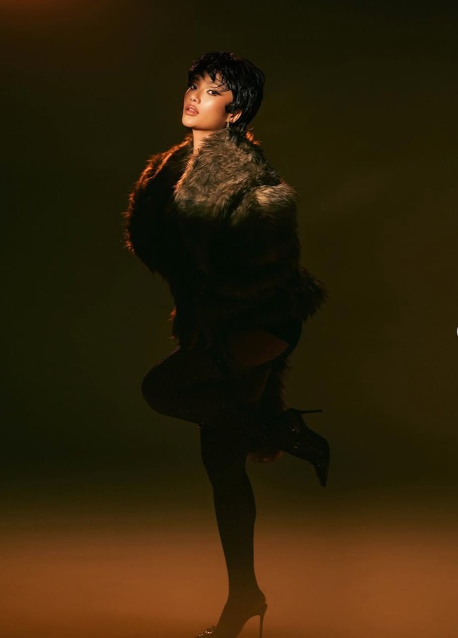 Melengkapi penampilannya, Marion memilih mengenakan sepasang heels senada. Aksesori yang dikenakannya juga tampak simpel dengan sepasang anting hoop silver di kedua telinganya. Foto: Instagram/@riomotret