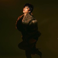 Melengkapi penampilannya, Marion memilih mengenakan sepasang heels senada. Aksesori yang dikenakannya juga tampak simpel dengan sepasang anting hoop silver di kedua telinganya. Foto: Instagram/@riomotret