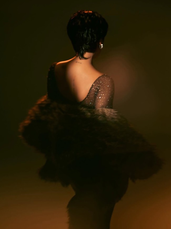 Difoto dari belakang, penyanyi 25 tahun itu tampak memamerkan tato yang berada di tengkuk dan tengah punggungnya. Foto: Instagram/@riomotret