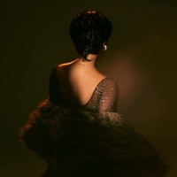 Difoto dari belakang, penyanyi 25 tahun itu tampak memamerkan tato yang berada di tengkuk dan tengah punggungnya. Foto: Instagram/@riomotret