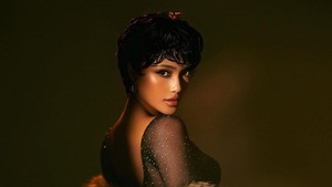 Lala muncul dengan gaya Hollywood klasik yang bikin semua langsung noleh dua kali. Foto: Instagram Marion Jola/Rio Motret Lala muncul dengan gaya Hollywood klasik yang bikin semua langsung noleh dua kali. Foto: Instagram Marion Jola/Rio Motret