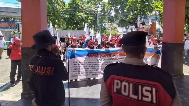 Massa DPW FSPMI Sulsel melakukan aksi demonstrasi di Kantor Disnaker terkait UMK Makassar 2026, Kamis (30/10/2025). Massa DPW FSPMI Sulsel melakukan aksi demonstrasi di Kantor Disnaker terkait UMK Makassar 2026, Kamis (30/10/2025).