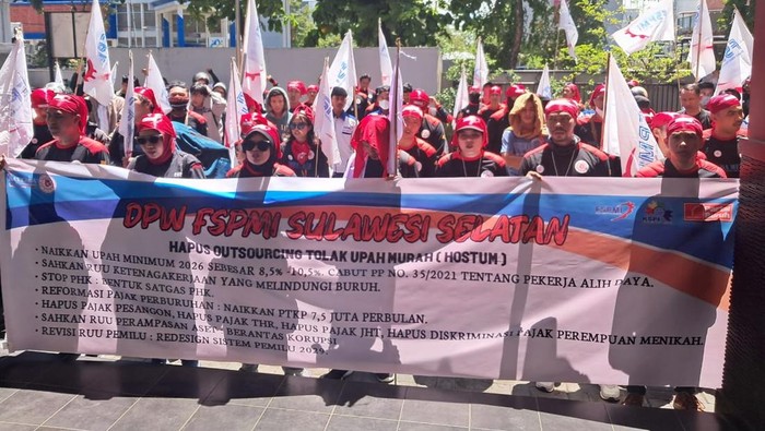 Massa DPW FSPMI Sulsel melakukan aksi demonstrasi di Kantor Disnaker terkait UMK Makassar 2026, Kamis (30/10/2025). Massa DPW FSPMI Sulsel melakukan aksi demonstrasi di Kantor Disnaker terkait UMK Makassar 2026, Kamis (30/10/2025).