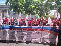 Serikat Pekerja Demo di Kantor Disnaker Makassar, Tuntut UMK 2026 Naik 10,5%