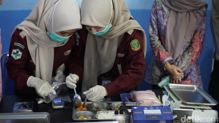 MBG Petugas Rapid Test MBG di  SPPG Polres Empat menunjukkan hasil yang aman dari zat berbahaya