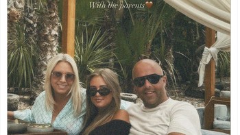 Meme candaan bahwa sebelum memecat Arne Slot, kasihan keluarganya. Foto: X.com