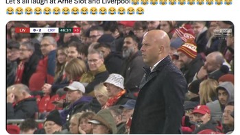 Mari tertawakan Arne Slot. Foto: X.com