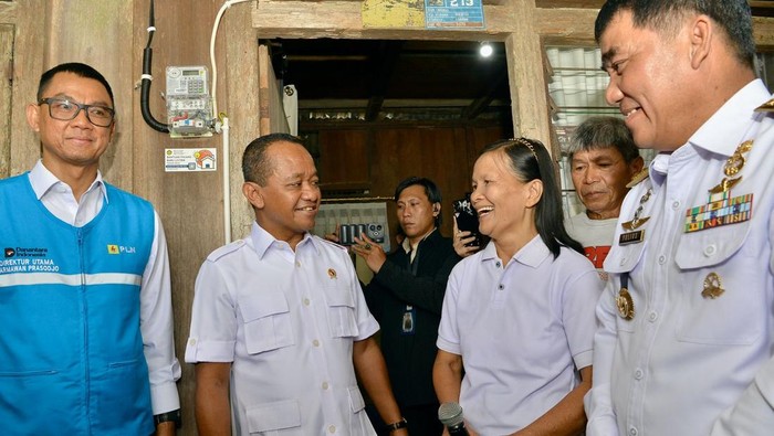 Menteri ESDM Bahlil Minta Daerah Pelosok Wajib Dialiri Listrik Menteri Energi dan Sumber Daya Mineral (ESDM) Bahlil Lahadalia bersama warga desa di Minahasa, Sulawesi Utara (Sulut), bersorak bahagia usai listrik akhirnya menyala di wilayah tersebut.