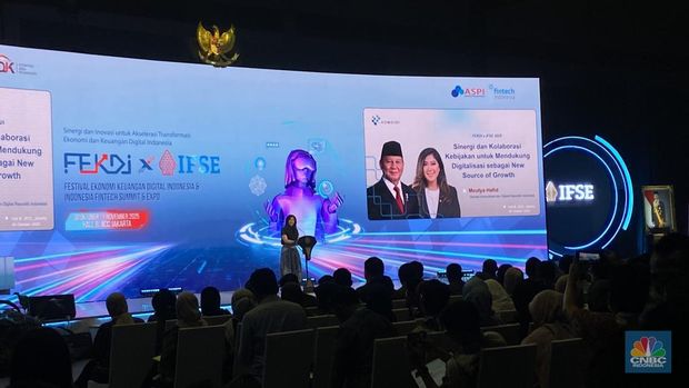 Menteri komunikasi dan Digital Meutya Hafid dalam acara FEKDI dan IFSE, Kamis (30/10/2025). (CNBC Indonesia/Novina Putri Bestari)