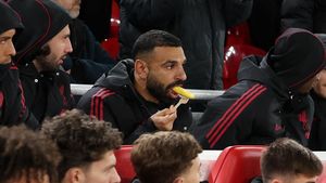 Nyam! Momen Salah Ngemil saat Cuma Jadi Penonton di Anfield