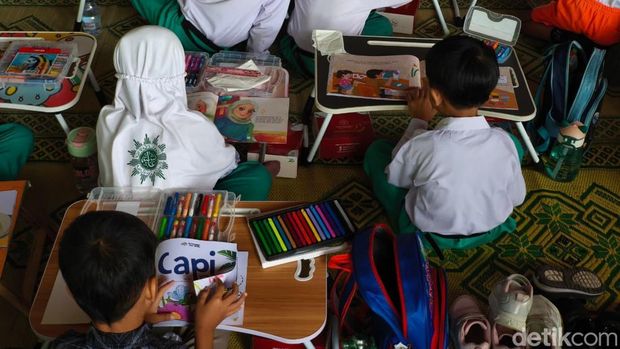 Momen anak-anak TK di Solo dikenalkan bahasa Prancis bareng IFI dan Penerbit Erlangga di Taman Balekambang, Kamis (30/10/2025).