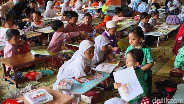 Momen anak-anak TK di Solo dikenalkan bahasa Prancis bareng IFI dan Penerbit Erlangga di Taman Balekambang, Kamis (30/10/2025).