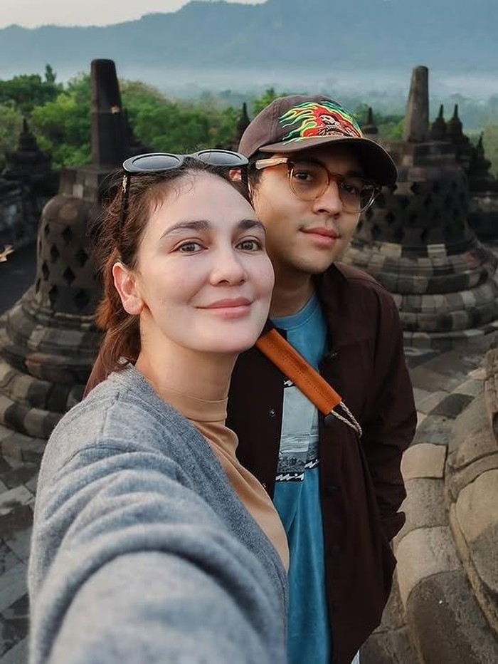 Momen Kebersamaan Maxime Bouttier & Ibunda Luna Maya Jalan-Jalan di Borobudur