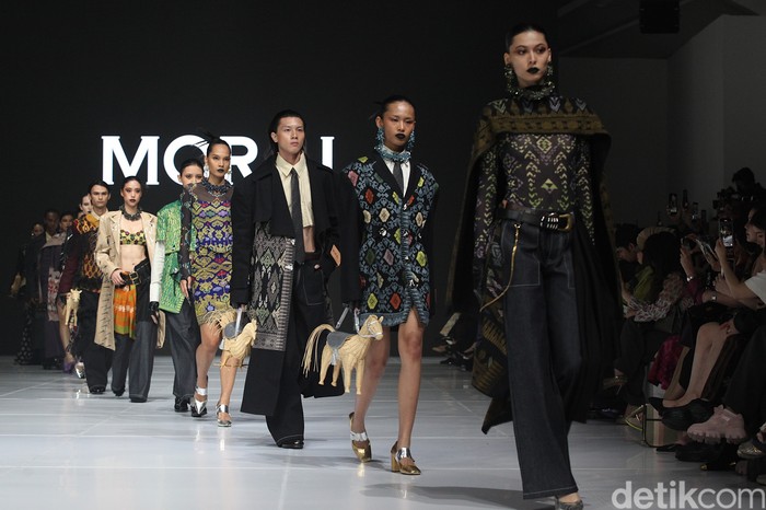 Model mengenakan busana koleksi Moral di Jakarta Fashion Week 2026 (JFW 2026) di Jakarta, Selasa (29/10/2025).