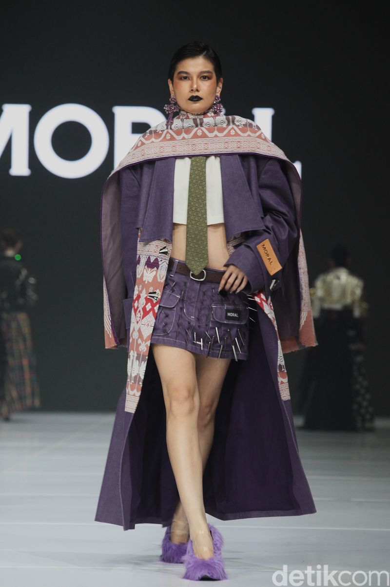 Moral JFW 2026 Model mengenakan busana koleksi Moral di Jakarta Fashion Week 2026 (JFW 2026) di Jakarta, Selasa (29/10/2025).
