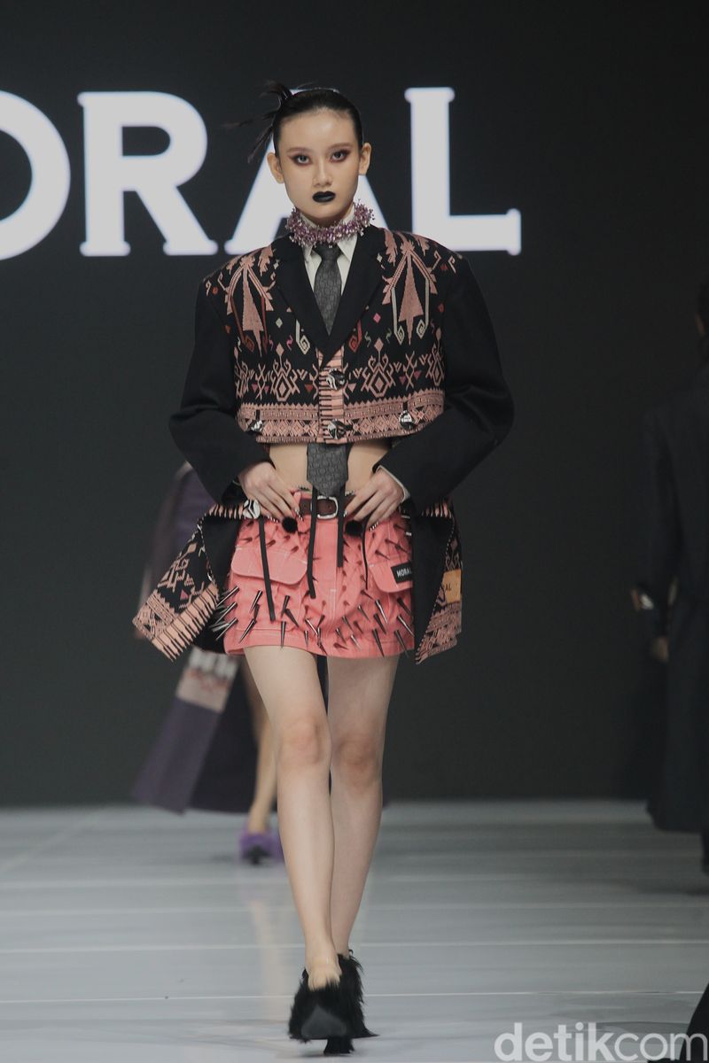 Moral JFW 2026 Model mengenakan busana koleksi Moral di Jakarta Fashion Week 2026 (JFW 2026) di Jakarta, Selasa (29/10/2025).