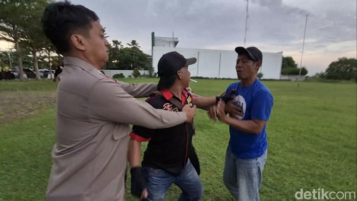 Ormas Geruduk PKL KIK Kendal Anggota Grib Jaya Kendal Baku Hantam dengan salah satu pedagang, Kamis (30/10/2025).