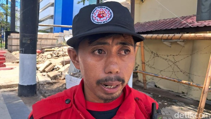 Pangkorda DPW FSPMI Sulsel Sukri Dg Naba saat demo di Balai Kota Makassar. Pangkorda DPW FSPMI Sulsel Sukri Dg Naba saat demo di Balai Kota Makassar.