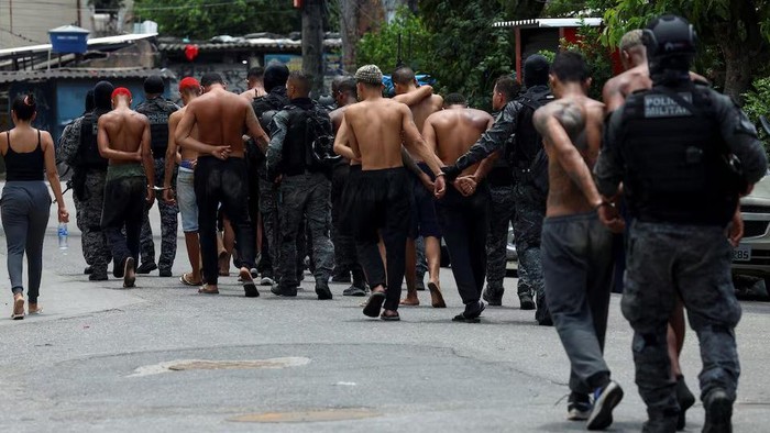 Para anggota geng narkoba ditangkap polisi Brasil dalam penggerebekan di Rio de Janeiro Members of the military police special unit detain suspected drug dealers during a police operation against drug trafficking at the favela do Penha, in Rio de Janeiro, Brazil, October 28. REUTERS/Aline Massuca Purchase Licensing Rights