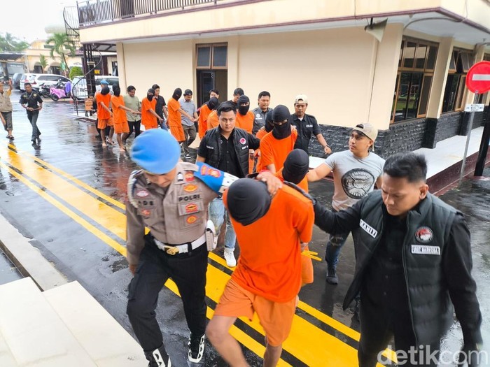 Para tersangka kasus narkotika saat konferensi pers di Polres Kuningan