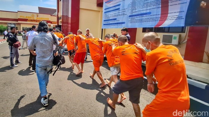 Para tersangka pengedar narkotika saat diamankan polisi. Para tersangka pengedar narkotika saat diamankan polisi.