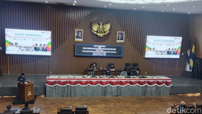 Paripurna DPRD Kota Bandung membahas Rancangan APBD 2026. Paripurna DPRD Kota Bandung membahas Rancangan APBD 2026.
