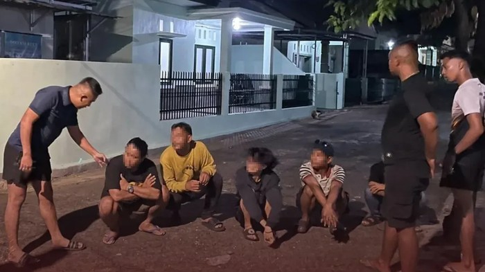 Paspampres bersama anggota Kostrad memergoki penganiayaan di Jaksel. Salah satu pelaku ketahuan membawa sabu (dok Penkostrad) Paspampres bersama anggota Kostrad memergoki penganiayaan di Jaksel. Salah satu pelaku ketahuan membawa sabu (dok Penkostrad)