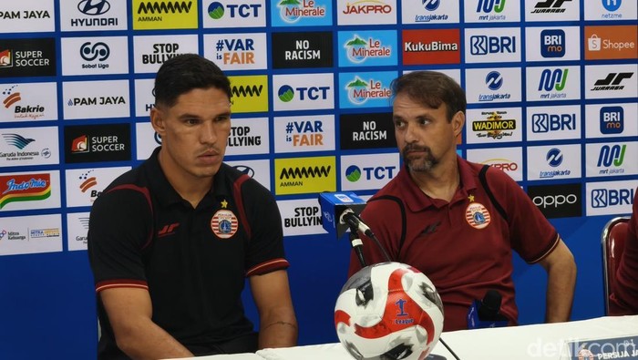 Pelatih Persija Jakarta Mauricio Souza (kanan), dan pemainnya, Sousa, saat konferensi pers di Stadion Manahan Solo, Kamis (30/2025). Pelatih Persija Jakarta Mauricio Souza (kanan), dan pemainnya, Sousa, saat konferensi pers di Stadion Manahan Solo, Kamis (30/2025).