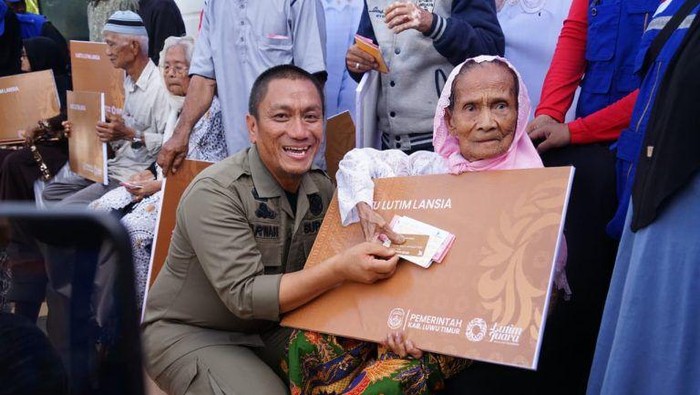 Pemkab Luwu Timur (Lutim) sudah membekali kartu lansia kepada 3.000 orang warganya dengan manfaat bantuan Rp 1 juta setiap bulan. Dokumen Istimewa