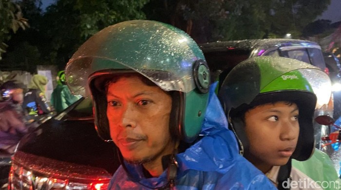 Pemotor Terjebak Macet di Jalan Kemang Raya Jaksel Pengendara motor, Egis (40), mengaku terjebak macet sampai 2 jam di Jalan Kemang Raya, Jaksel. (Devi/detikcom)