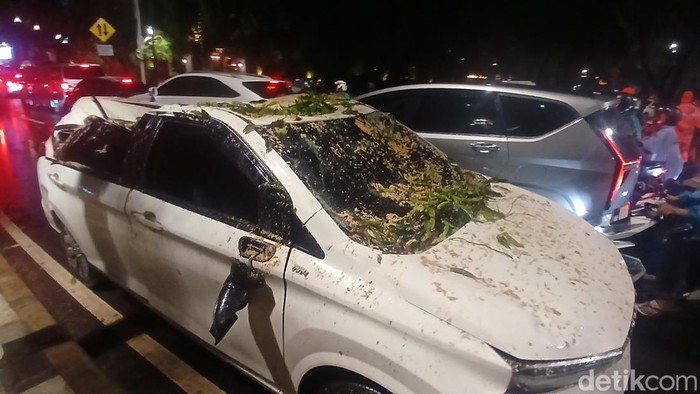 Penampakan Mobil Ringsek Tertimpa Pohon di Dharmawangsa Jaksel Hujan deras dan angin kencang membuat mobil Toyota Avanza tertimpa pohon di Jalan Darmawangsa Raya, Jaksel, Kamis (30/10/2025).