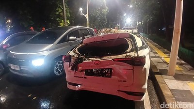 Penampakan Mobil Ringsek Tertimpa Pohon di Dharmawangsa Jaksel