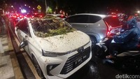Hujan deras dan angin kencang membuat mobil Toyota Avanza tertimpa pohon di Jalan Dharmawangsa Raya, Jaksel, Kamis (30/10/2025). Hujan deras dan angin kencang membuat mobil Toyota Avanza tertimpa pohon di Jalan Dharmawangsa Raya, Jaksel, Kamis (30/10/2025).