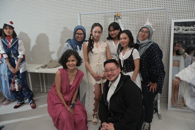 Dita berfoto bersama tim SMM, termasuk Chitra dan Felix Tjahjadi. Koleksi Larung dihadirkan sebagai ekspresi rasa duka atas kondisi laut yang kian rusak akibat pencemaran dan eksploitasi yang dilakukan manusia. (Foto: Dok. Jakarta Fashion Week)