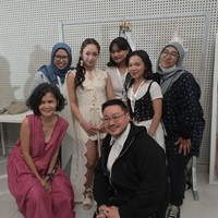 Dita berfoto bersama tim SMM, termasuk Chitra dan Felix Tjahjadi. Koleksi Larung dihadirkan sebagai ekspresi rasa duka atas kondisi laut yang kian rusak akibat pencemaran dan eksploitasi yang dilakukan manusia. (Foto: Dok. Jakarta Fashion Week)