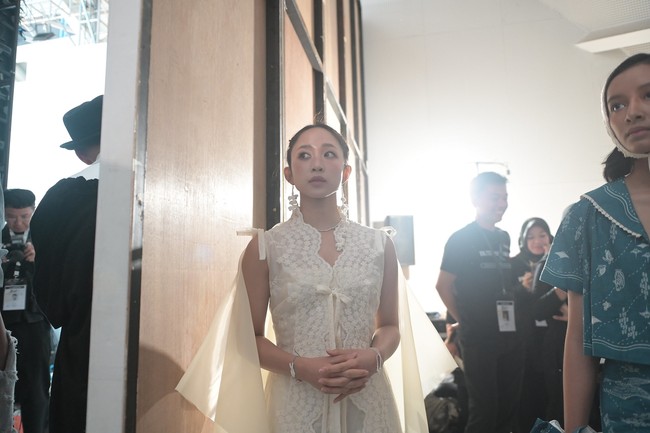 Dita Karang bersiap di belakang panggung. Aktris muda Widuri Putri Sasono ikut ambil bagian di peragaan tersebut sebagai model pembuka. (Foto: Dok. Jakarta Fashion Week)