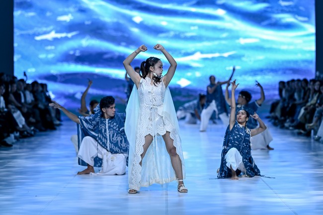 Berbalut busana serba putih bertema laut yang dirancang oleh pendiri sekaligus desainer SMM, Chitra Subyakto, Dita menari dengan diiringi lagu Secukupnya dari Hindia yang diaransemen ulang oleh Kasimyn, musisi dan anggota dari duo elektronik Indonesia Gabber Modus Operandi. (Foto: Dandy Hendrata/Jakarta Fashion Week)