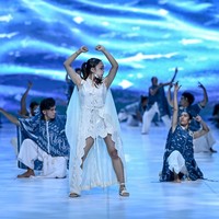 Berbalut busana serba putih bertema laut yang dirancang oleh pendiri sekaligus desainer SMM, Chitra Subyakto, Dita menari dengan diiringi lagu Secukupnya dari Hindia yang diaransemen ulang oleh Kasimyn, musisi dan anggota dari duo elektronik Indonesia Gabber Modus Operandi. (Foto: Dandy Hendrata/Jakarta Fashion Week)