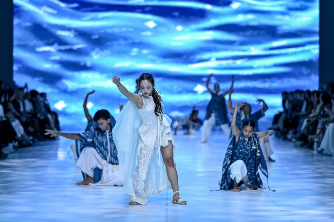 Dita Karang membuat kejutan lagi. Setelah belum lama ini merilis singel terbarunya yang berjudul Love So Sweet sebagai penyanyi solo, mantan personel Secret Number ini muncul di panggung Jakarta Fashion Week 2026, Selasa (28/10/2025). (Foto: Dandy Hendrata/Jakarta Fashion Week)