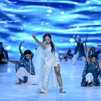 Dita Karang membuat kejutan lagi. Setelah belum lama ini merilis singel terbarunya yang berjudul Love So Sweet sebagai penyanyi solo, mantan personel Secret Number ini muncul di panggung Jakarta Fashion Week 2026, Selasa (28/10/2025). (Foto: Dandy Hendrata/Jakarta Fashion Week)