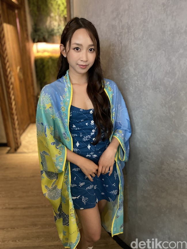 Bagi Dita, keterlibatannya ini terasa sangat personal. “Indonesia adalah negara kelautan, karena itu laut seperti rumah buat kita dan sudah semestinya kita jaga. Aku senang banget diajak berpartisipasi untuk menyampaikan pesan penting ini, kata perempuan 28 tahun itu jelang peragaan. (Foto: Daniel Ngantung/detikcom)