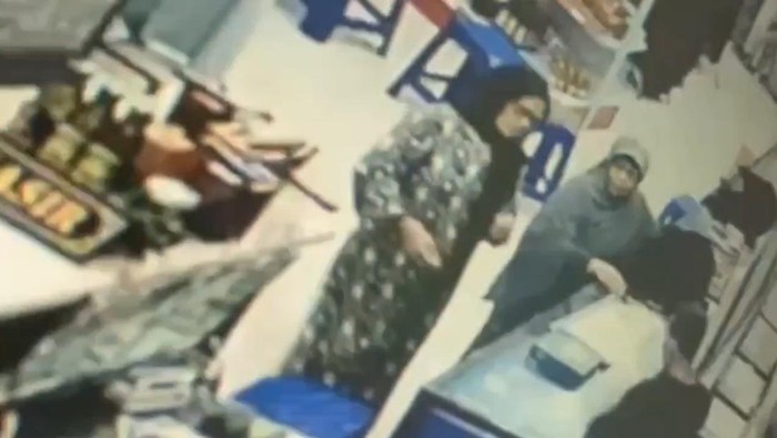 Pencuri sarung di Pasuruan terekam CCTV.